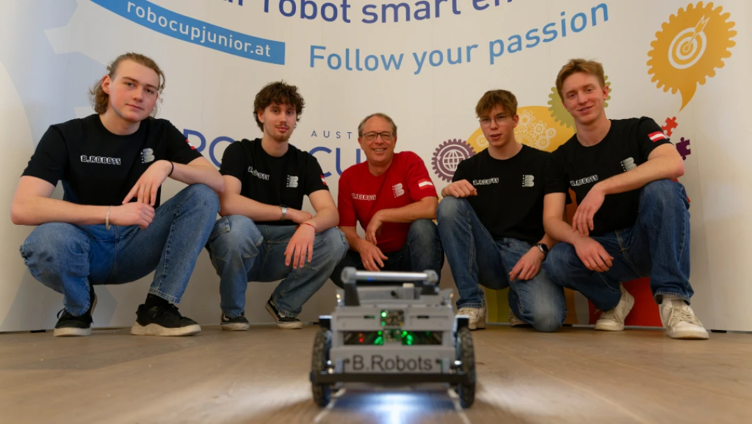 Team B.Robots mit Roboter.jpg
