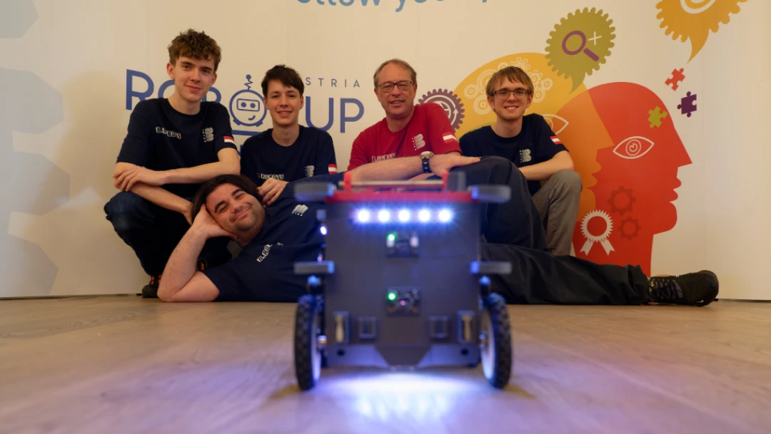 Team B.Robots Juniors mit Roboter.jpg