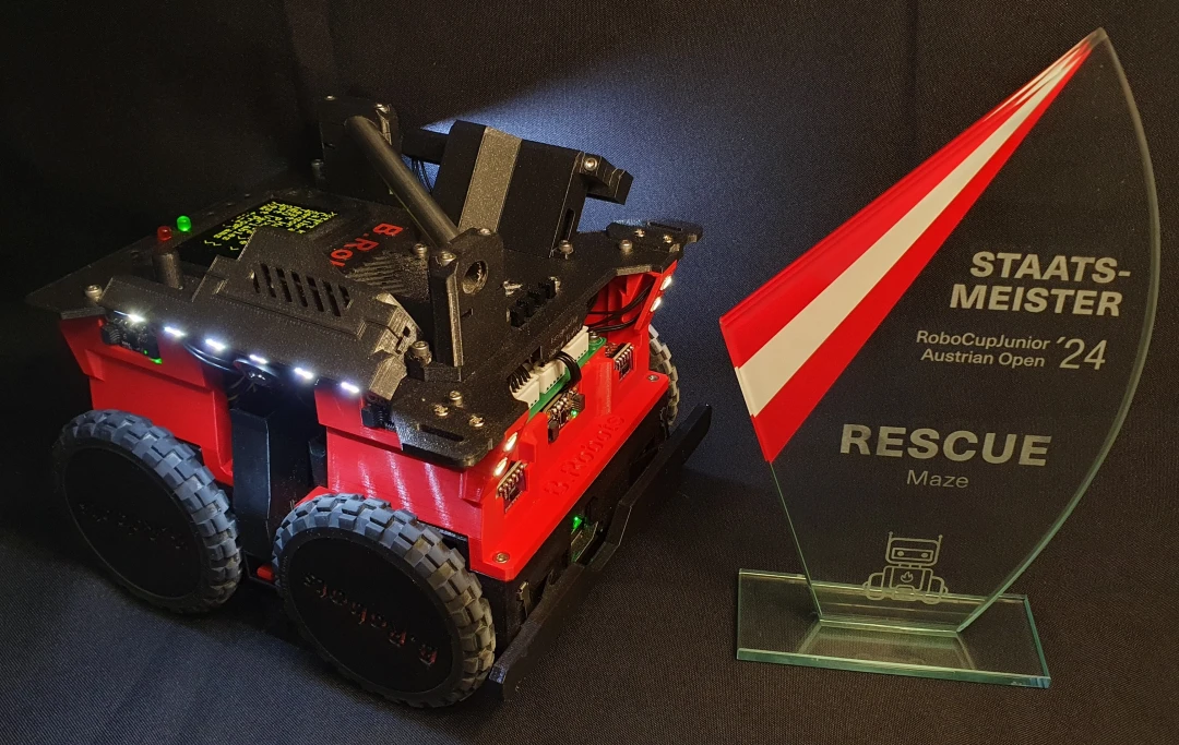 B.Robots Seniors Roboter mit Staatsmeister Pokal.jpg